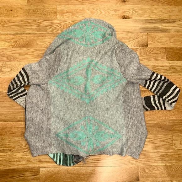 Charlotte Russe Aztec pattern shawl cardigan - M - Picture 6 of 9